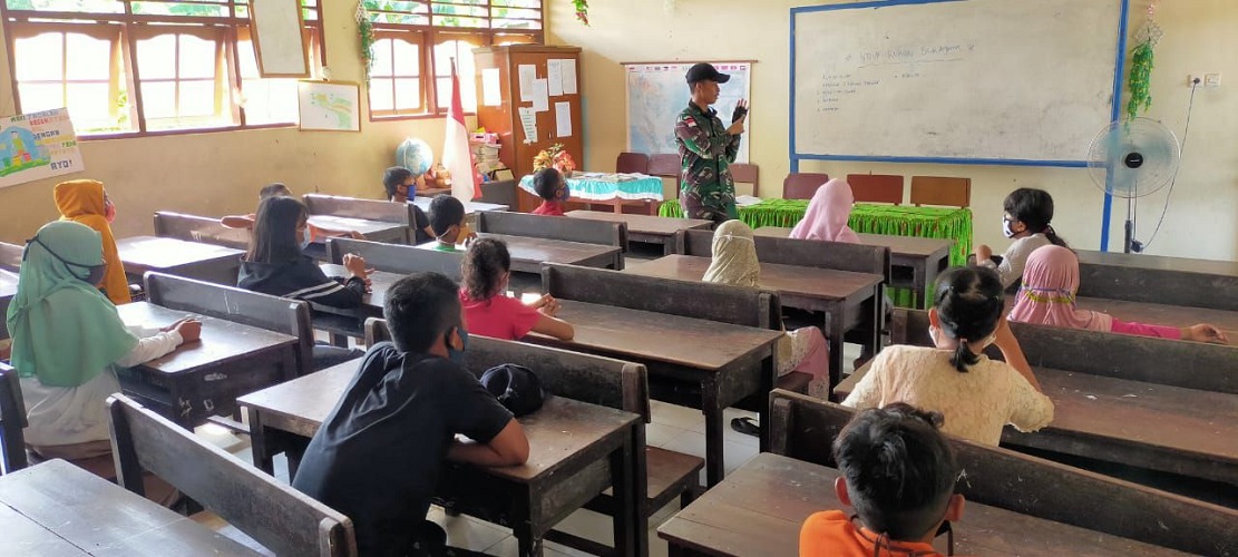 Cerdaskan Anak Bangsa, Satgas Pamtas RI-PNG Yonif Raider 100/PS Menggelar Bimbingan Belajar