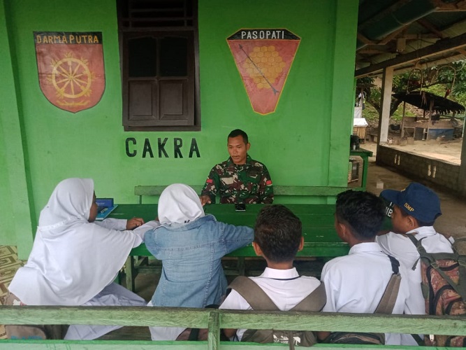 Satgas Yonarmed 9 Kostrad Melaksanakan Kegiatan Sosialisasi Bela Negara kepada Pelajar di SMP 2 Waisakai