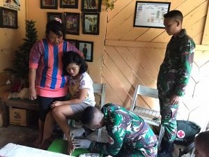Pelayanan Kesehatan Keliling Satgas Pamtas Yonif 312/KH Membantu Perawatan Luka Warga