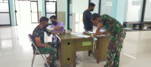 Satgas Yonarmed 9 Kostrad Berikan Donor Darah kepada Warga Desa Soagimalaha
