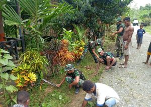 Ajak Masyarakat Hidup Sehat, Satgas Pamtas RI-PNG Yonif Raider 100PS Pos Karang Gelar Pembersihan Lingkungan