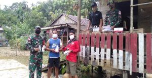 Datangi Rumah Warga, Satgas Pamtas Yonif 642 Bersama Satgas Covid-19 Membagikan Handsanitizer dan Vitamin