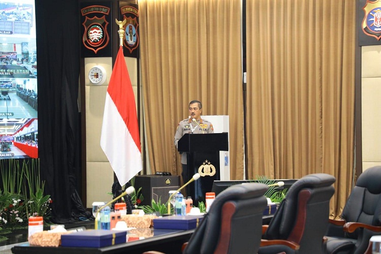 Kabaharkam Polri Memberikan Pengarahan Pada Rapim Polri 2021