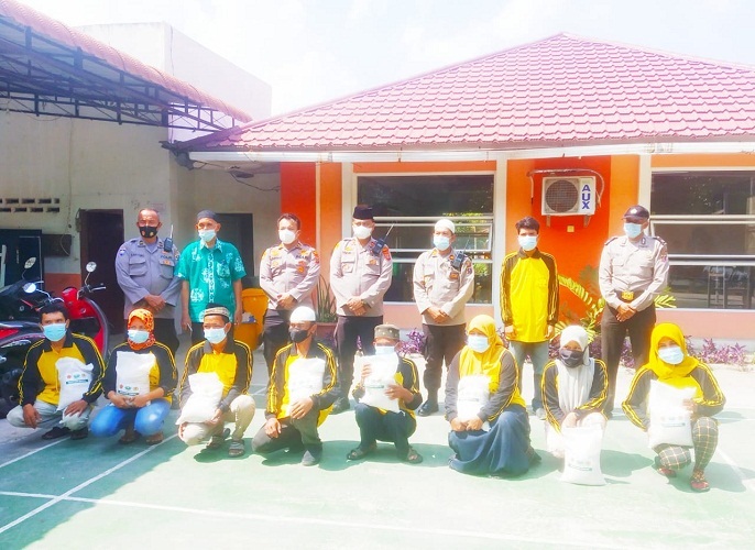 Kapolsek Medan Area Laksanakan Kegiatan Kampung Tangguh dan Berikan Bantuan Tali Asih Kepada Warga Komplek serta Santri Tahfiz Qur'an