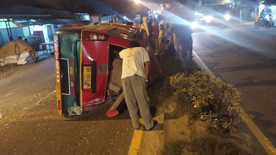 Kecelakaan Mobil Angkot Rahayu yang Mengakibatkan Supir dan Penumpang Terluka Parah di Medan