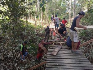Rusak Parah, Satgas Pamtas Yonif 642 Ajak Warga Gotong Royong