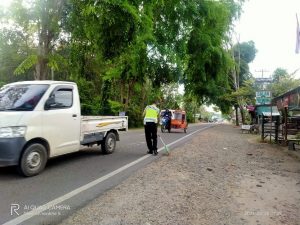 Aipda Yogi Yanto Membersihkan Pecahan Kaca Ditengah Badan Jalan Lintas Medan - Padang
