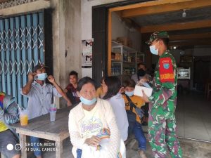Sambangi Wilayah Binaan, Babinsa Lesabela Mensosialisasikan PPKM dan Membagikan Masker