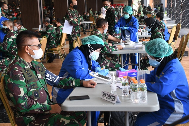 TNI AD Laksanakan Vaksinasi Serentak di Lingkungan Mabesad