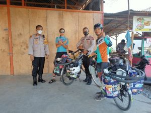 Waka Polres Mandailing Natal Menyambut Warga Asing Tour Gowes