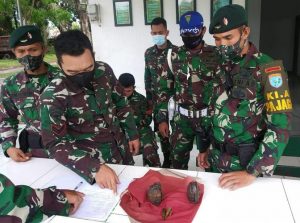 Dua (2) Warga Serahkan Granat dan Munisi ke Yonif Raider 641