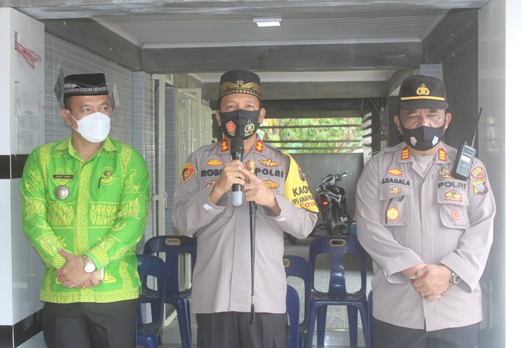 Jumat Barokah, Kapolres Serdang Bedagai Membagikan Sembako di Masjid An-Nur Desa Sei Buluh