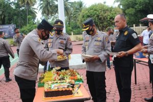 Kapolres Madina Ulang Tahun, Para PJU Beserta Personil Berikan Kejutan Kue dan Nasi Tumpeng