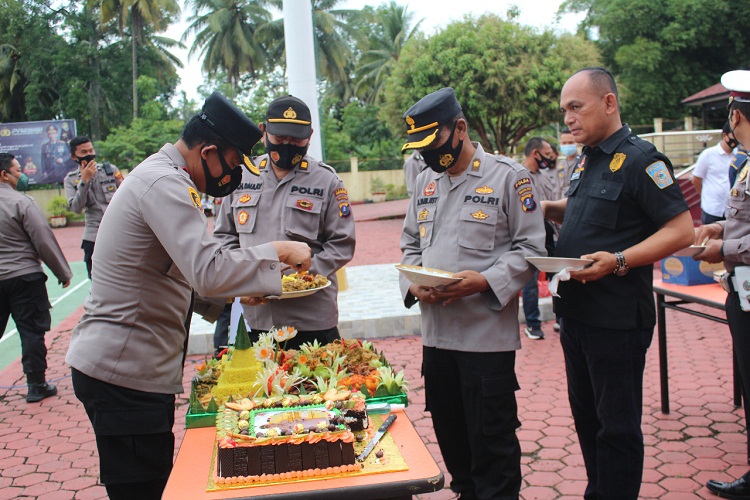 Kapolres Madina Ulang Tahun, Para PJU Beserta Personil Berikan Kejutan Kue dan Nasi Tumpeng