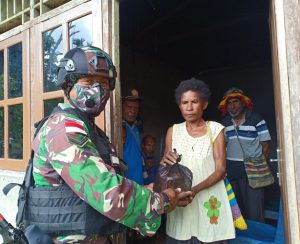 Paskah Penuh Kasih, TNI Berbagi dengan Masyarakat Perbatasan