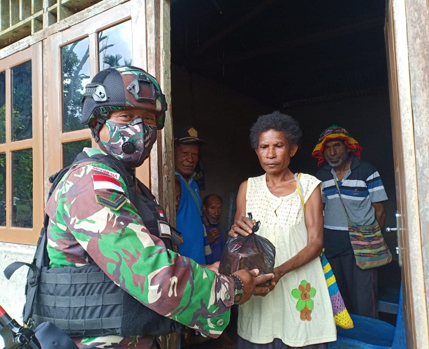 Paskah Penuh Kasih, TNI Berbagi dengan Masyarakat Perbatasan