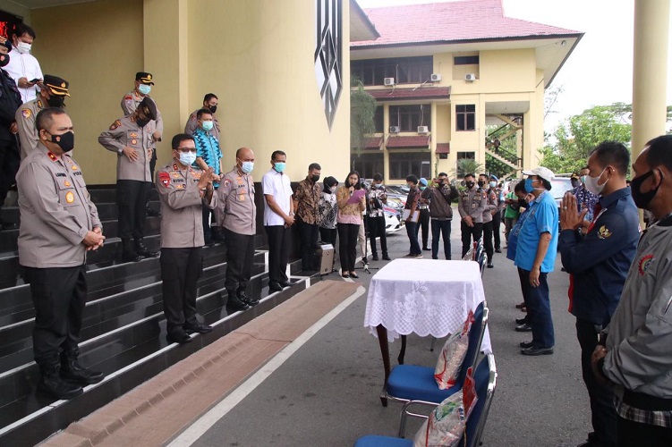 7 Ton Beras Disalurkan Polda Kalbar kepada Pekerja dan Buruh