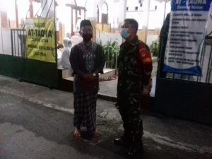 Babinsa Ajak Warga Masyarakat Kelurahan Danukusuman Takbir di Masjid