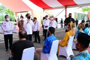 Pangdam IBB Mendampingi Presiden RI Meninjau Vaksinasi Massal