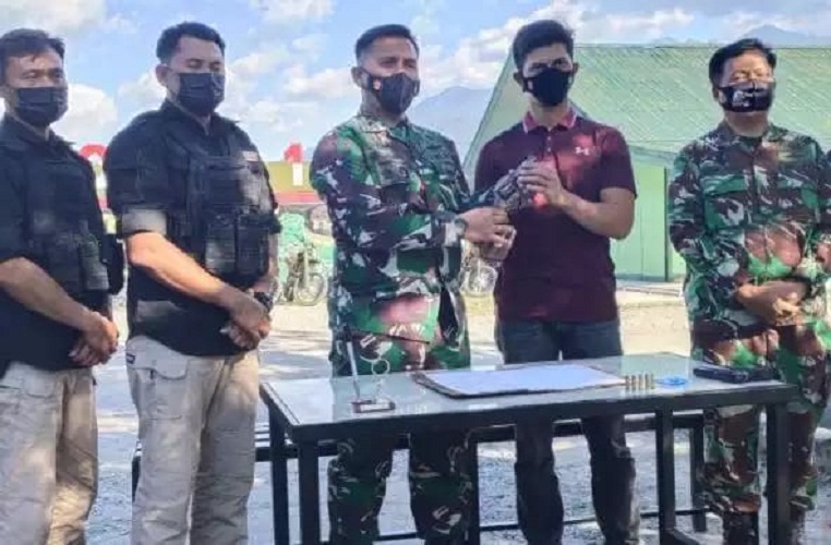 Lihat Perhatian Besar Pemerintah Membangun Papua, Eks Teroris OPM Sukarela Menyerahkan 2 Buah Senpi