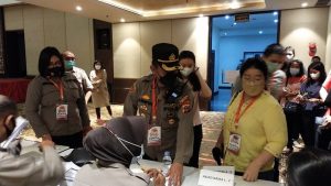 Sambut HUT ke-75 Bhayangkara, Kapolsek Medan Timur Meninjau Dua Lokasi Vaksinasi Massal