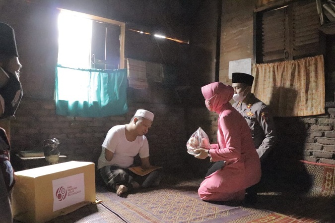 Kapolres Madina dan Ketua Bhayangkari Cabang Madina Menyantuni Warga Penderita Lambung Bocor dan Guru Ngaji Penyandang Cacat Fisik