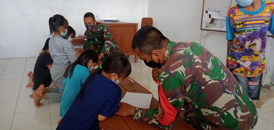 Satgas Pamtas Yonif Mekanis 643/WNS Bantu Mengajar Anak-anak
