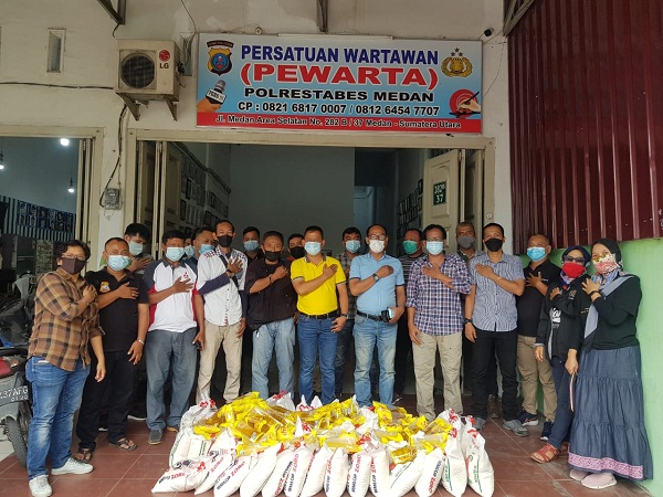 Atas Dukungan Karutan 1 Medan Theo Purba, Ketua Pewarta Membagikan Paket Sembako kepada 100 Wartawan Terdampak PPKM Level IV