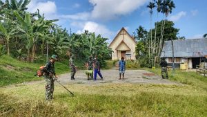 Tetap Patuhi Prokes, Satgas Yonif 512/QY Gotong Royong dengan Warga Bersihkan Gereja