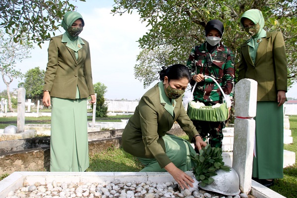 Sambut HUT ke-76, Ketua Persit KCK Daerah XII/Tpr Memimpin Ziarah ke TMP Dharma Patria Jaya