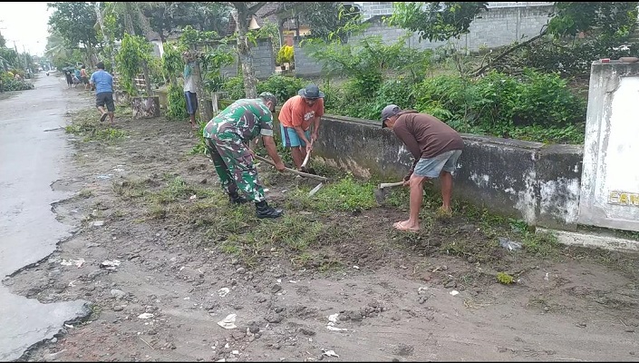 Babinsa Koramil Tipe B 0808/07 Ponggok Menggelar Kerja Bakti dengan Peduli Kebersihan Lingkungan
