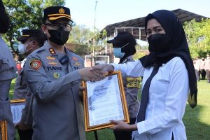 54 Anggota Polres Kendal Menerima Penghargaan di Halaman Mapolres
