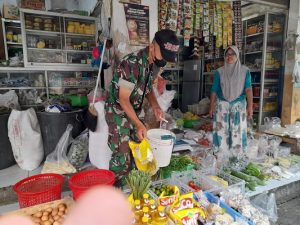 Anggota Koramil 11 Polokarto Mengecek Stok Migor