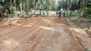 Bermandikan Peluh, Melawan Panas dan Hujan, Satgas Tetap Semangat Kerjakan Program TMMD Langkat