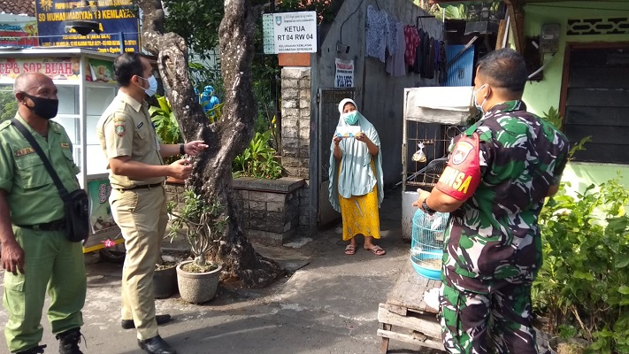 Babinsa Kemlayan Mendampingi Puskesmas Berikan Obat kepada Warga Terpapar Covid-19