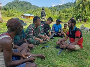 Laksanakan Komsos yang Humanis, Personel Satgas Pamtas Yonif 126/KC Duduk Santai Beserta Masyarakat Perbatasan
