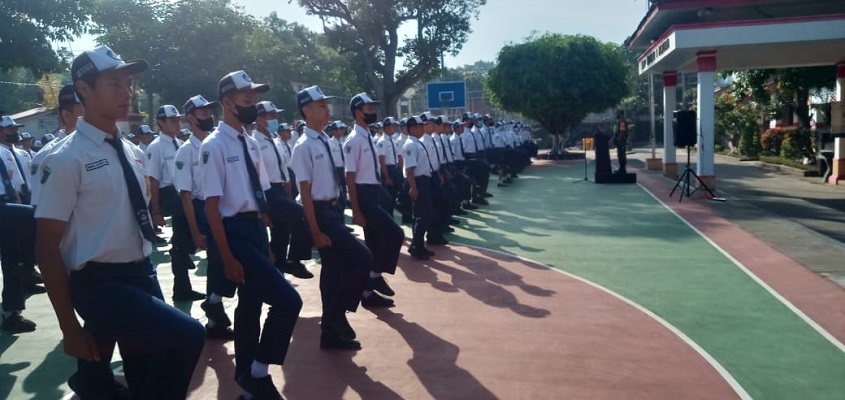 Tanamkan Disiplin, Anggota Koramil Tipe B 0808/01 Sukorejo Melatih PBB Siswa-Siswi SMP Negeri 1