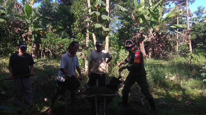Babinsa Koramil Tipe B 0808/16 Talun Menggelar Kerja Bakti Bersama