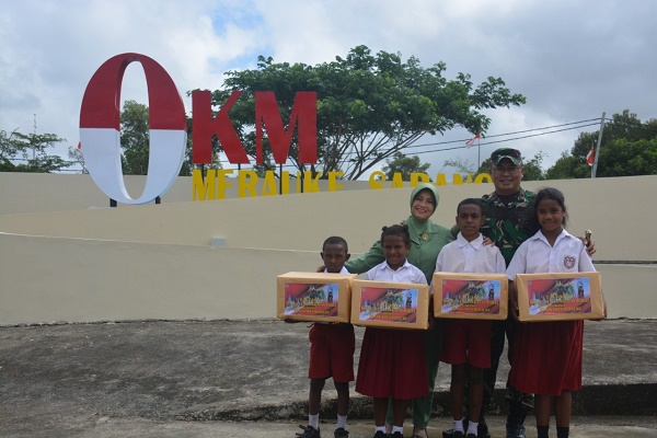 Brigjen TNI E. Reza Pahlevi Menyerahkan Tali Asih dari Kasad kepada Siswa-Siswi SD