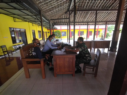 Babinsa Ponggok Menggelar Komsos Bersama Aparat Desa