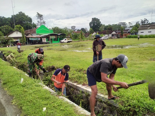 Peduli Kebersihan Lingkungan, Babinsa Pos Wonodadi dan Warga Masyarakat Gelar Jumat Bersih