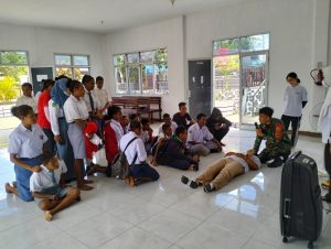 Satgas Yonif 126/KC Berikan Pembekalan P3K Siswa Perbatasan