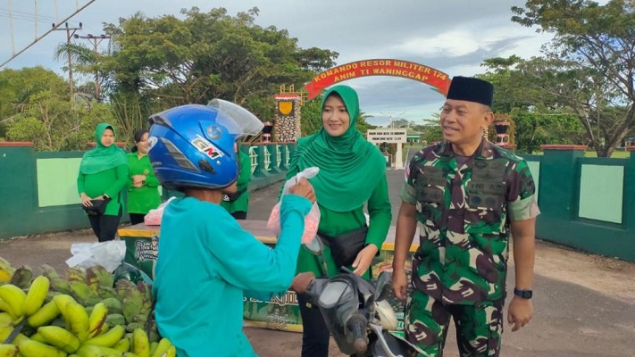 Tebar Kebaikan Berbagi Berkah, Danrem 174ATW Merauke Bagikan Takjil buat Masyarakat