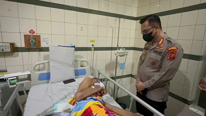 Kapolresta Deli Serdang Jenguk dan Berikan Semangat kepada Personil yang Sedang Sakit
