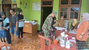 Babinsa Koramil Selorejo Mendampingi Kegiatan Posyandu Balita di Wilayah Binaannya