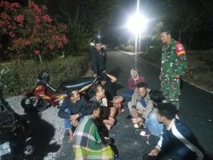 Babinsa Karanggede Komsos Bersama Pemuda dalam Cegah Kenakalan Remaja