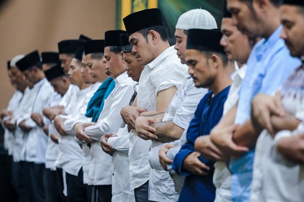 Salat Tarawih di Pendopo Rumah Dinas Wali Kota Medan, Al Ustad Berpesan Menjalani Puasa dengan Penuh Keimanan