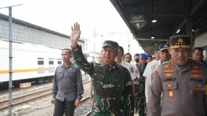 Panglima TNI Meninjau Puncak Arus Mudik di Stasiun Pasar Senen Jakpus