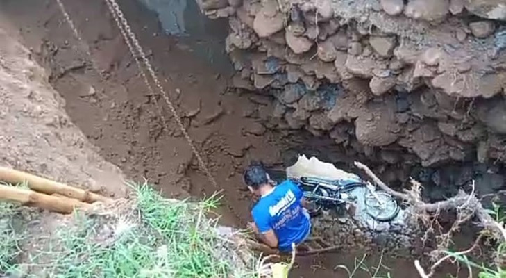 Trenggalek Diguyur Hujan 5 Jam, Pemotor Suami Istri Terperosok Tanah Amblas