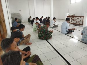 Satgas TMMD Reguler Ke-120 Tahun Kodim 0726Sukoharjo Laksanakan Shalat Jum’at Bersama Warga